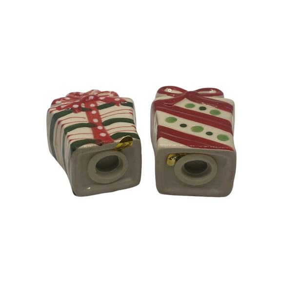 Kirklands Ceramic Wrapped Presents Christmas Gift Salt Pepper Shaker Set NIB - Picture 6 of 8